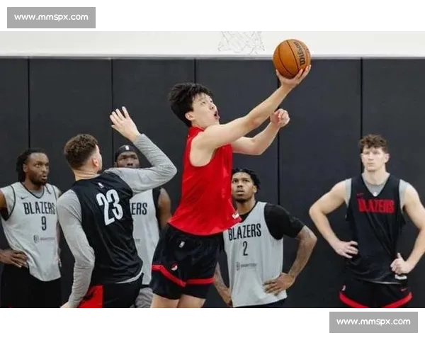 杨瀚森开拓者首日：拥抱阿夫迪亚，笑谈汉堡，16 号球衣开启新章