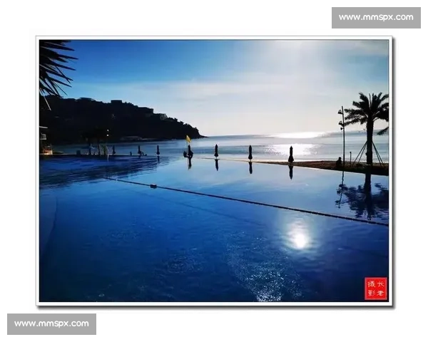 雨幕中的泳者：拥抱自然的清凉仪式